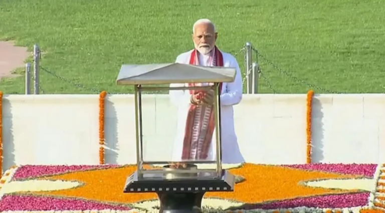 मोदी ने शपथग्रहण से पहले महात्मा गांधी, अटल बिहारी वाजपेयी और शहीदों को किया नमन, देखें वीडियो