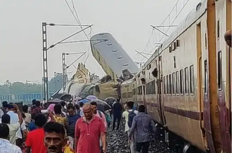 पश्चिम बंगाल में मालगाड़ी और खड़ी ट्रेन की टक्कर: कंचनजंगा एक्सप्रेस के 3 डिब्बे पटरी से उतरे, एक बुरी तरह क्षतिग्रस्त