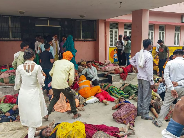 UP के हाथरस में सत्संग के दौरान मची भगदड़, 100 से ज्यादा लोगों की मौत