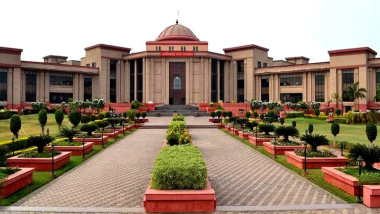 छुट्टी के दिन भी खुला विशेष कोर्ट: दुष्कर्म पीड़िता के गर्भपात पर हाईकोर्ट की तत्परता