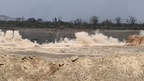 दीपका कोयला खदान में हैवी ब्लास्टिंग से आमगांव दर्रा खांचा के ग्रामीणों में दहशत, घरों को पहुंचा नुकसान