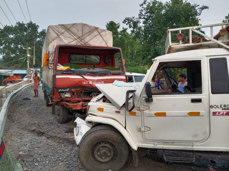 दर्री में भीषण सड़क हादसा: ओवरब्रिज के पास पिकअप को मिनी ट्रक ने मारी टक्कर