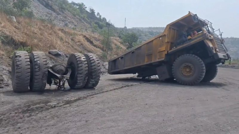 SECL मानिकपुर खदान में चलते डंपर का 2 पहियां हुआ अलग, आपरेटर को आई गंभीर चोटे