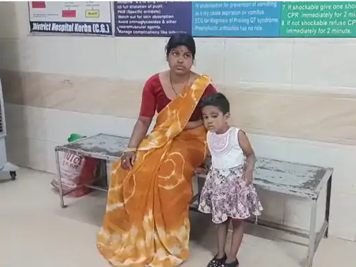 कोरबा में कलयुगी पति ने पत्नी और बच्ची को चलती बाइक से गिराया, दूसरी बेटी होने से करता था प्रताड़ित
