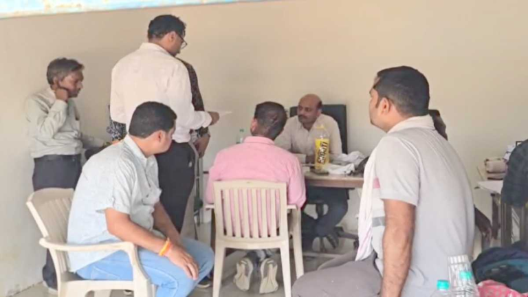 एसीबी ने पटवारी को रिश्वत लेते रंगे हाथों पकड़ा