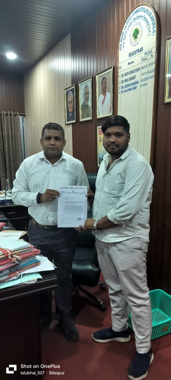 अटल बिहारी वाजपाई विश्वविद्यालय बिलासपुर में छात्र/छात्रों के न्याय की मांग किए मनमोहन राठौर