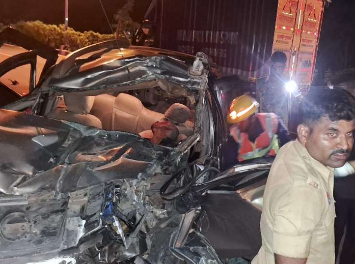 खड़ी हाइवा से जा टकराई तेज रफ़्तार कार: बैंक मैनेजर के माता-पिता और ड्राइवर समेत 3 की मौके पर हुई मौत