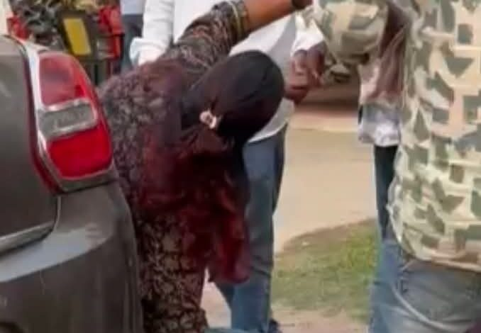 कोरबा थाने में हाईवोल्टेज ड्रामा: महिला नेत्री ने किसान को पीटा