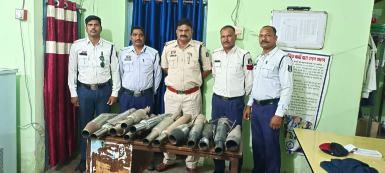 कोरबा में मॉडिफाइड साइलेंसर वालों पर यातायात पुलिस की सख्ती, 13 वाहन जब्त – ₹29,900 का चालान