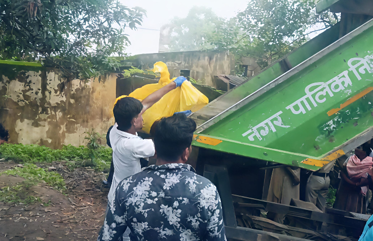 कोरबा में मानवता शर्मसार: महिला के शव को कचरा गाड़ी में रखकर भेजा पोस्टमार्टम के लिए