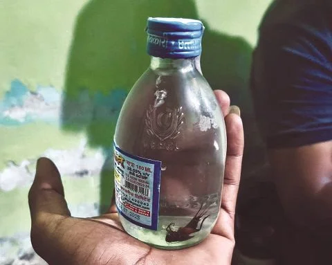 कटघोरा शराब दुकान से खरीदी गई बोतल में निकला कीड़ा, उपभोक्ताओं ने किया हंगामा