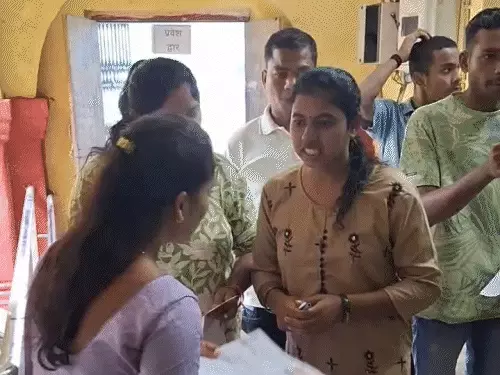काले कपड़े पहनने पर रोक, 2 मिनट की देरी से छूटा एग्जाम – रायपुर में आबकारी आरक्षक भर्ती परीक्षा में कड़ी सुरक्षा जांच