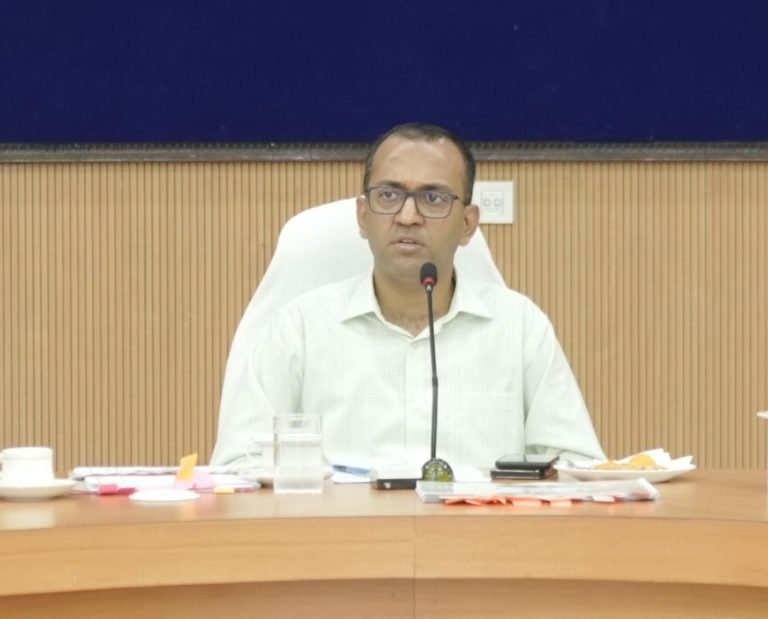 कलेक्टर की अध्यक्षता में समय सीमा की बैठक हुई आयोजित
