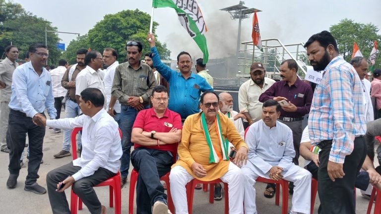ईडी की कार्रवाई के खिलाफ कांग्रेस का प्रदेशव्यापी चक्का जाम, कटघोरा चौक पर कांग्रेसियों ने किया विरोध प्रदर्शन