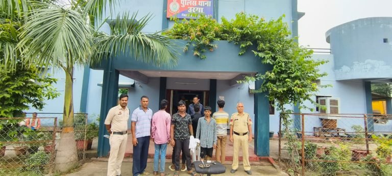 सावन सोमवार की रात नहर रोड कनबेरी में हथियार लहराकर मचाया उत्पात, उरगा पुलिस ने दो युवकों सहित चार किशोरों को किया गिरफ्तार