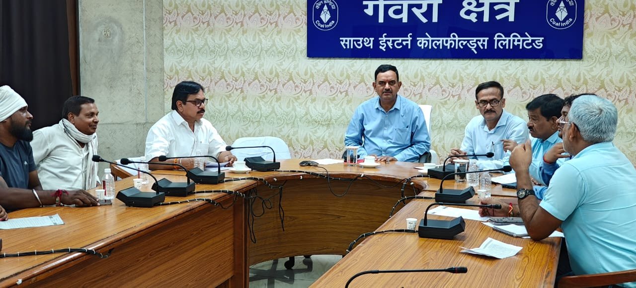 त्रिपक्षीय वार्ता में ग्राम मड़वाढोढ़ा की मांगों पर बनी सहमति, आंदोलन किया गया स्थगित