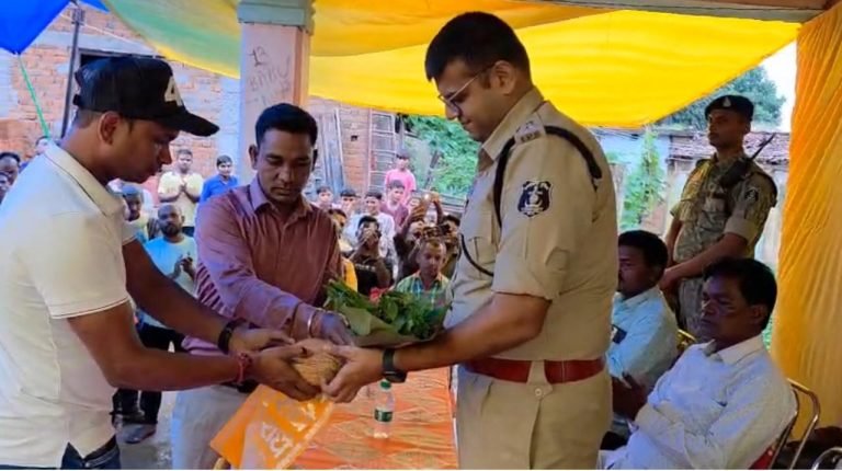 नवाडीह हत्याकांड में न्याय मिलने पर ग्रामीणों ने कोरबा पुलिस का जताया आभार, SP सहित टीम का हुआ सम्मान