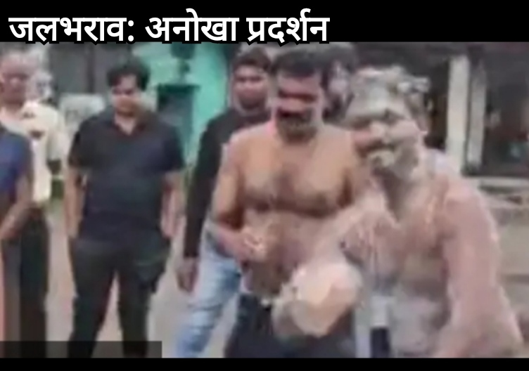 कोरबा के कुसमुंडा में व्यापारियों का अनोखा विरोध, जलभराव वाली सड़क पर नहाकर जताया आक्रोश