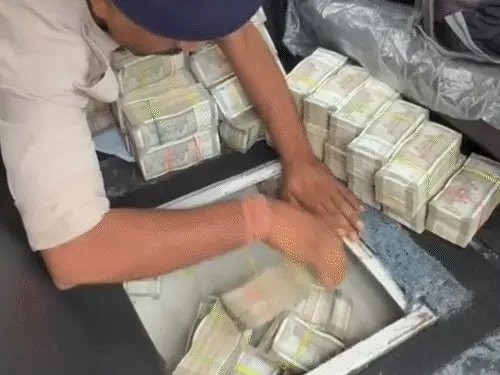 कार के सीक्रेट चेंबर से बरामद हुए 4 करोड़ 4 लाख 50 हजार रुपए, गुजरात के 2 युवक गिरफ्तार
