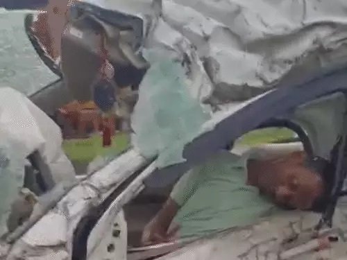 हाईवे पर ट्रक से भिड़ी कार…6 युवकों की मौत