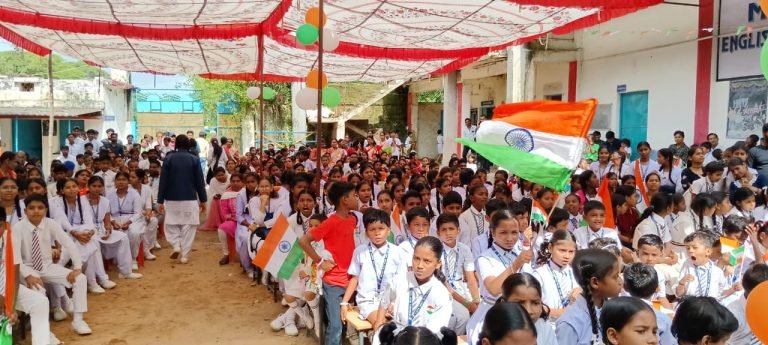 मिनीमाता उच्चतर माध्यमिक विद्यालय बालको में धूमधाम से मनाया गया स्वतंत्रता दिवस