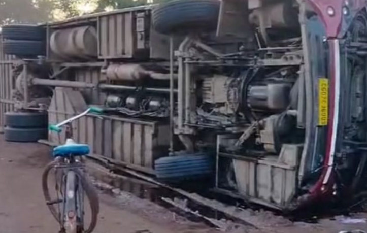 रायपुर लौट रही सीआरपीएफ जवानों से भरी बस हादसे का शिकार, 4 यात्री गंभीर घायल