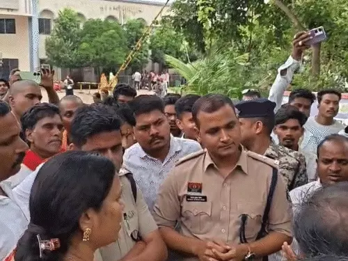 कवर्धा में युवती से कार में गैंगरेप, SP की गाड़ी घेरकर लोगों ने किया हंगामा