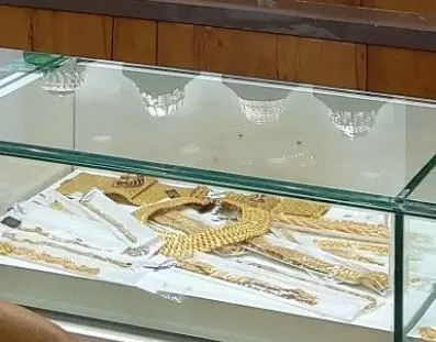 theft in jewelery shop: शॉप में आया चोर, देखा-परखा और उड़ा ले गया सोने की चेन