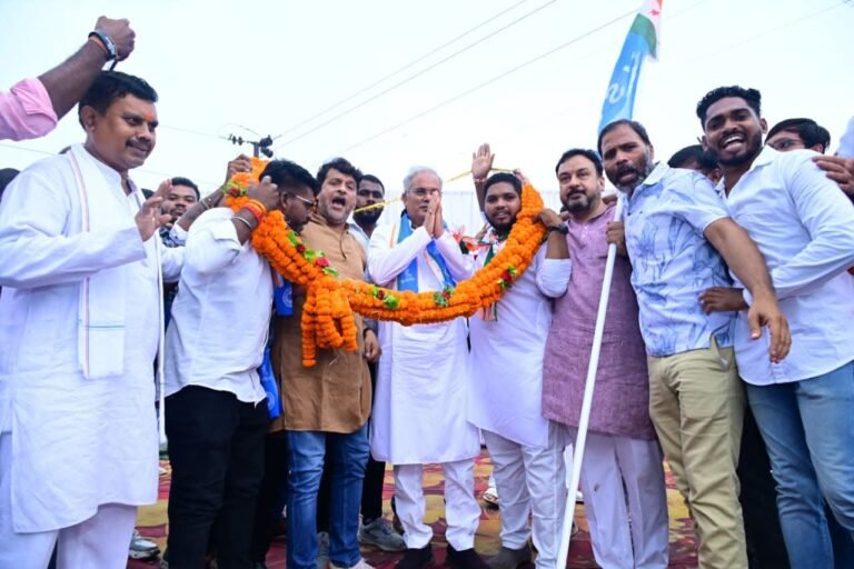 हरदी बाजार में पूर्व मुख्यमंत्री भूपेश बघेल का भव्य स्वागत, भू-विस्थापितों की समस्याओं पर की चर्चा