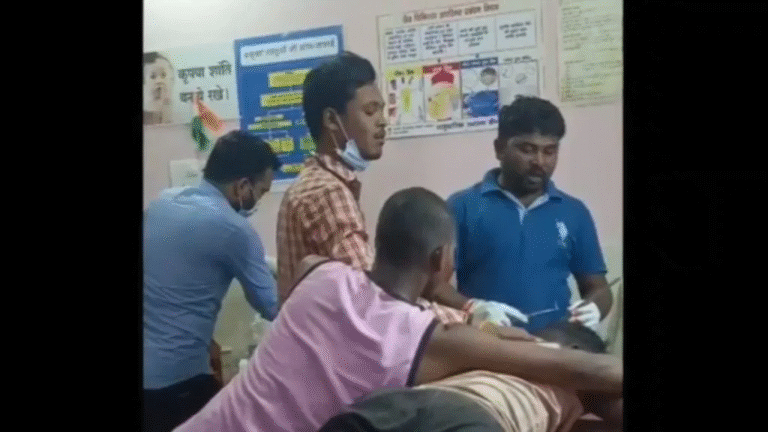 सरकारी अस्पताल में एंबुलेंस ड्राइवर ने मरीज को लगाया टांका