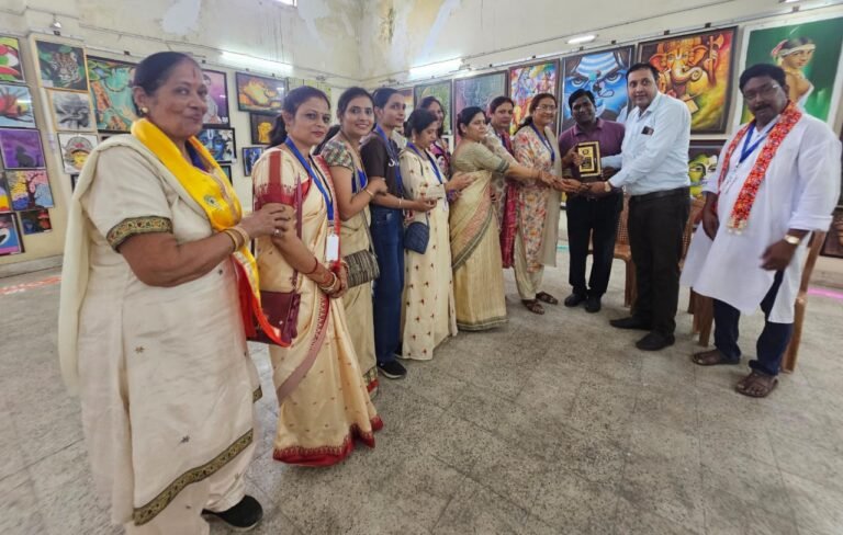 अखिल भारतीय मारवाड़ी युवा मंच के राष्ट्रीय संयोजक एवं समाजसेवी मनीष अग्रवाल ने किया रंगधारा मंच की संयोजिका मनीषा अग्रवाल एवं उनकी टीम का सम्मान