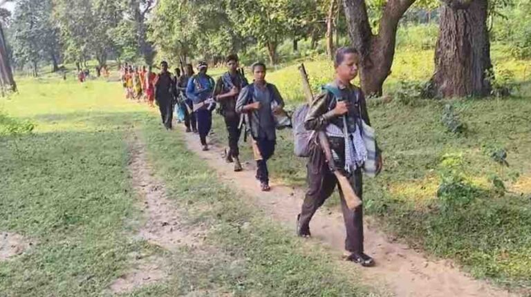 Naxalite surrender: इंद्रावती पार कर आत्मसमर्पण की ओर बढ़े कदम, नक्सलवाद को बड़ा झटका