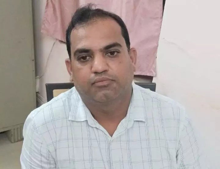 Bribery scandal: छत्तीसगढ़ ACB की 35वीं सफलता, एक और भ्रष्ट अधिकारी सलाखों के पीछे