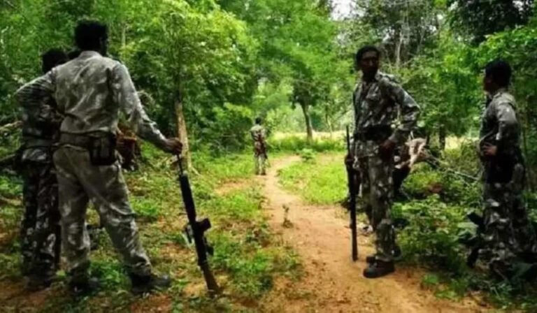 Pakhanjur Naxalites surrender: पखांजूर के महला कैंप में 50 नक्सलियों का सामूहिक आत्मसमर्पण, प्रशासन ने किया स्वागत