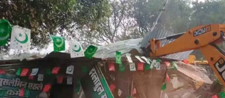 हिंदू संगठनों के विरोध के बाद प्रशासन की बड़ी कार्रवाई, मदरसा हटाया गया