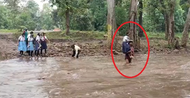 Girl Trapped In The Rain: नदी की लहरों में फंसी मासूम, ग्रामीणों और प्रशासन ने किया रेस्क्यू