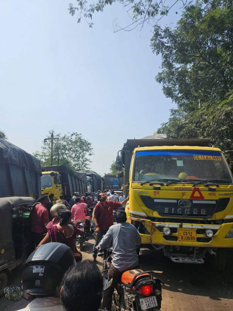 मानिकपुर में गऊ माता चौक पर जाम की समस्या से लोग परेशान, व्यापारिक गतिविधियां भी प्रभावित