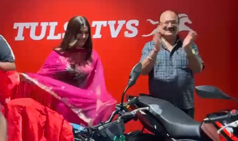 तुलसी टीवीएस, कोरबा में सपना चौधरी के हाथों नई टीवीएस मोटरसाइकिलों की भव्य लॉन्चिंग