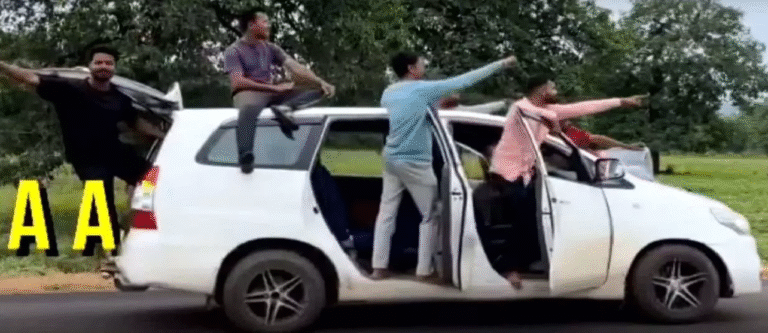 moving car stunts: स्टंट के चक्कर में कानून तोड़ा, दंतेवाड़ा पुलिस ने युवकों को दिखाया सख्त रवैया