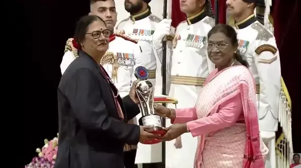 President Murmu NSS Award: राष्ट्रपति मुर्मू ने छग की NSS अधिकारी को किया सम्मानित, सीएम साय ने दी शुभकामनाएं