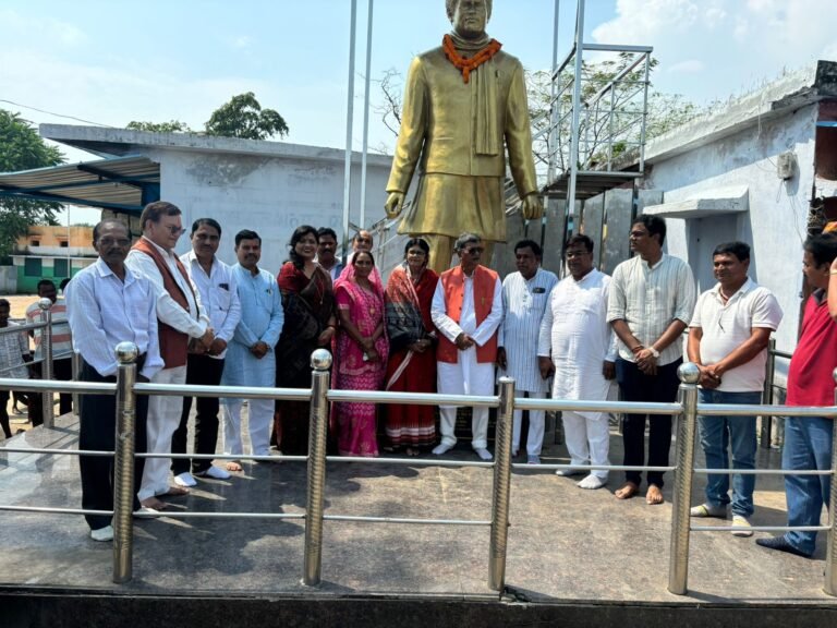 सांसद प्रतिनिधि सुकलाल जायसवाल जी के ज्येष्ठ भ्राता स्व. बाबूलाल जायसवाल जी के असामयिक निधन के पश्चात शोक संतप्त परिवार से मिलने छत्तीसगढ़ विधानसभा में नेता प्रतिपक्ष डॉ. चरणदास महंत जी, सांसद श्रीमती ज्योत्सना चरणदास महंत जी एवं उनके सुपुत्र सूरज महंत जी रविवार को रंजना ग्राम पहुँचे।