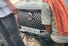 Korba: घंटाघर मार्ग पर एक तेज रफ्तार लक्जरी कार, बेकाबू होकर जा चढ़ी डिवाइडर के पार