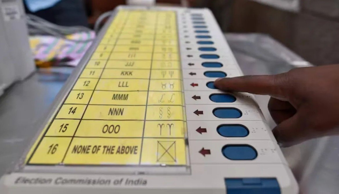 Maharashtra Elections: चुनाव आयोग आज प्रेस कॉन्फ्रेंस में देगा बड़ा बयान, बदल सकता है महाराष्ट्र का राजनीतिक समीकरण
