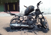 कोरबा में युवक की बेरहमी से पिटाई, बीच सड़क पर बाइक को लगाई आग — शराब के लिए पैसे न देने पर मचाया उत्पात