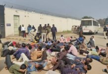 सहायक शिक्षक भर्ती की मांग: डीएड अभ्यर्थियों का मंत्री बंगले का घेराव, पुलिस से झूमा-झटकी