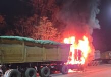 कोरबा के अशोक वाटिका स्टेडियम रोड पर खड़ी कोयला लोड भारी वाहन में लगी आग, इलाके में मची अफरा-तफरी