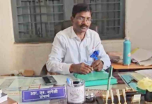 सरकारी स्कूल में नियमों को ताक पर रख बांटी गई बाइबिल, व्याख्याता को नोटिस जारी