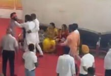 धीरेंद्र शास्त्री की कथा में ‘विवाद’ का तड़का’ रायपुर के बसंत अग्रवाल की मनमानी से भड़के स्थानीय आयोजक, जमकर हुई धक्का-मुक्की