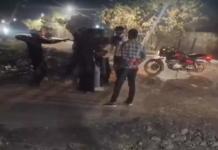 सड़क पर दो गुटों में जमकर मारपीट, पत्थरबाजी का वीडियो वायरल