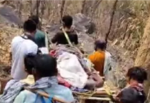 CG News : पहाड़ी रास्तों पर संघर्ष 60 साल के बुजुर्ग को 17 किमी खाट पर लादकर लाए परिजन, एम्बुलेंस का घंटों इंतजार CG News